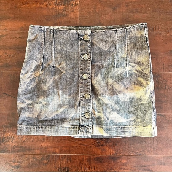WILDFOX Denim Tie Dye Jean Mini Skirt Button Down Front Size 26 - Picture 2 of 8